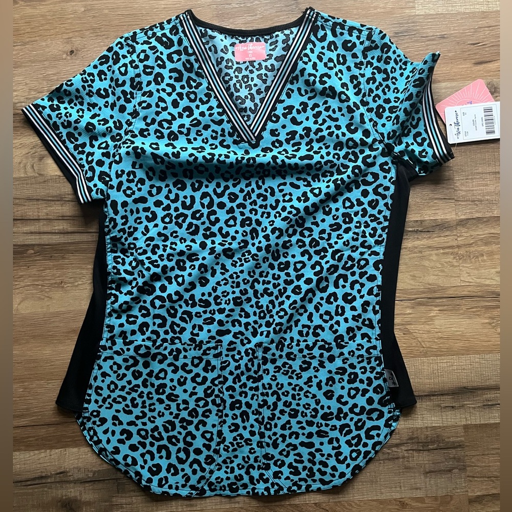 NWT Women’s scrub top